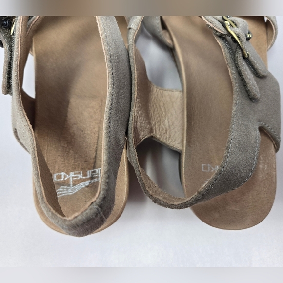 Dansko Angela Womens Sandel Sz 9.5-10 Sand Metallic Leather Comfort Wedge Adj. - Picture 11 of 13